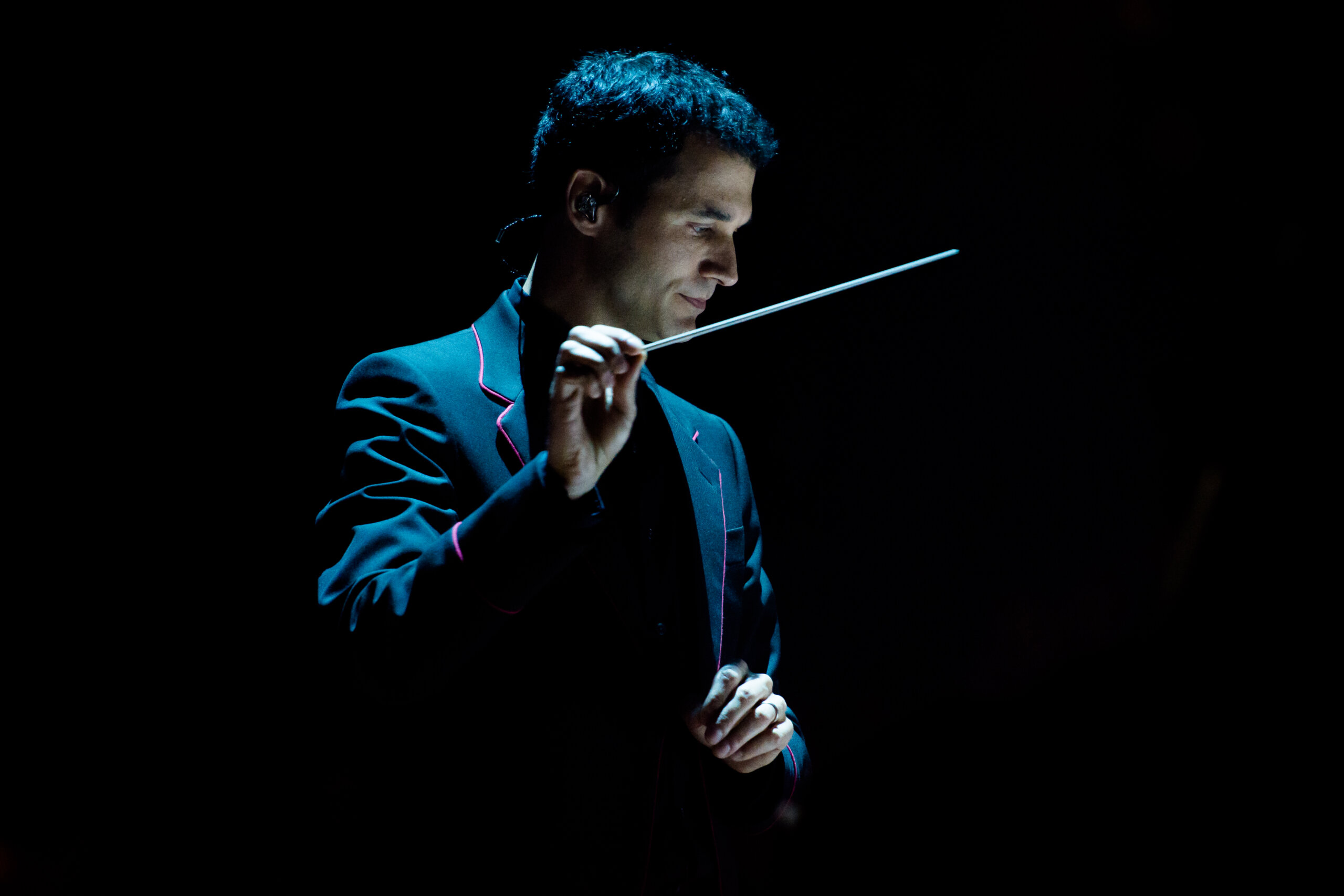 Ramin Djawadi conducting a concert.