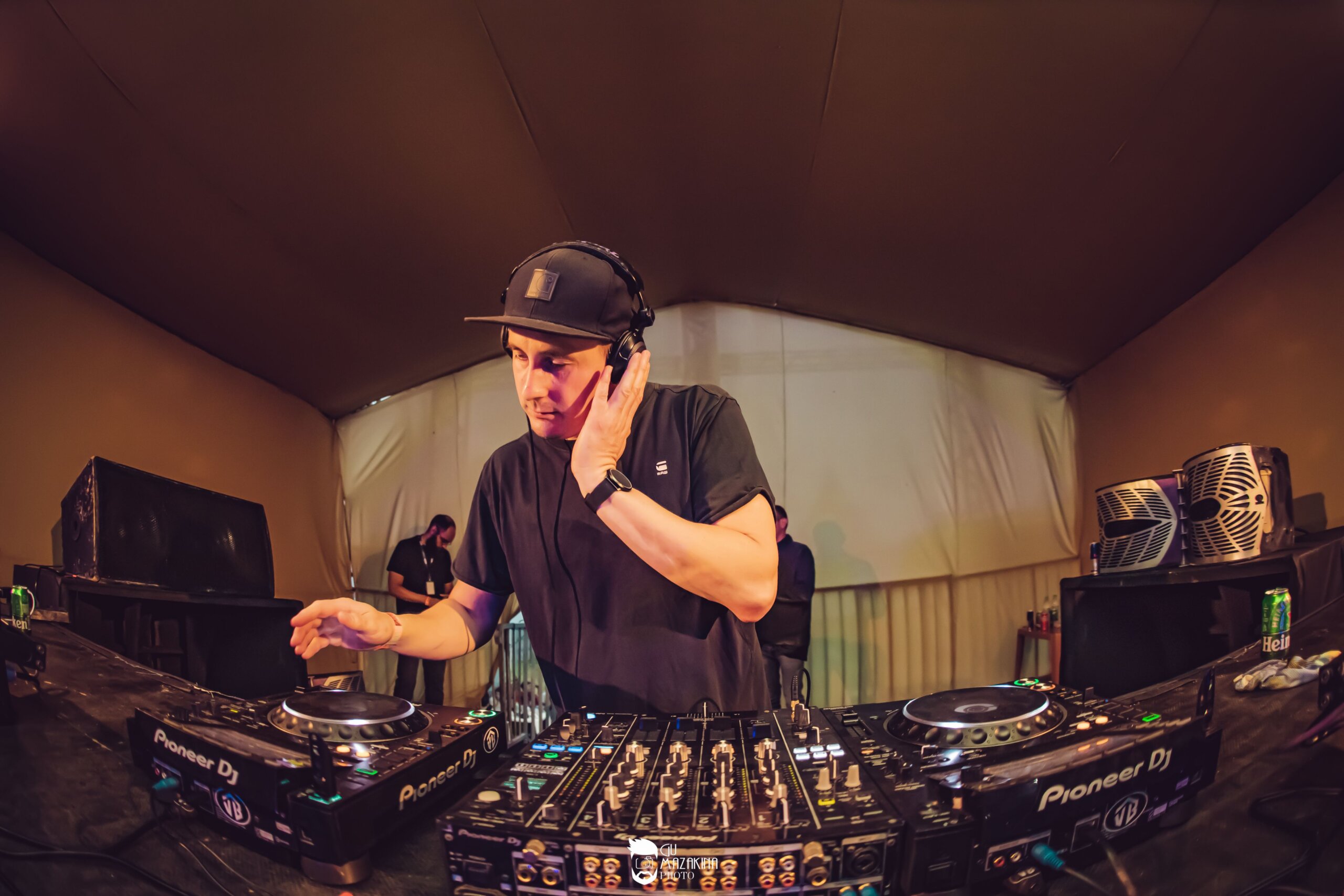 Piet Kämpfer performing live as a DJ.